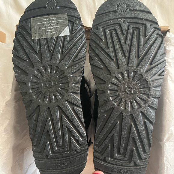 NEW - Black Uggs - Picture 4 of 9